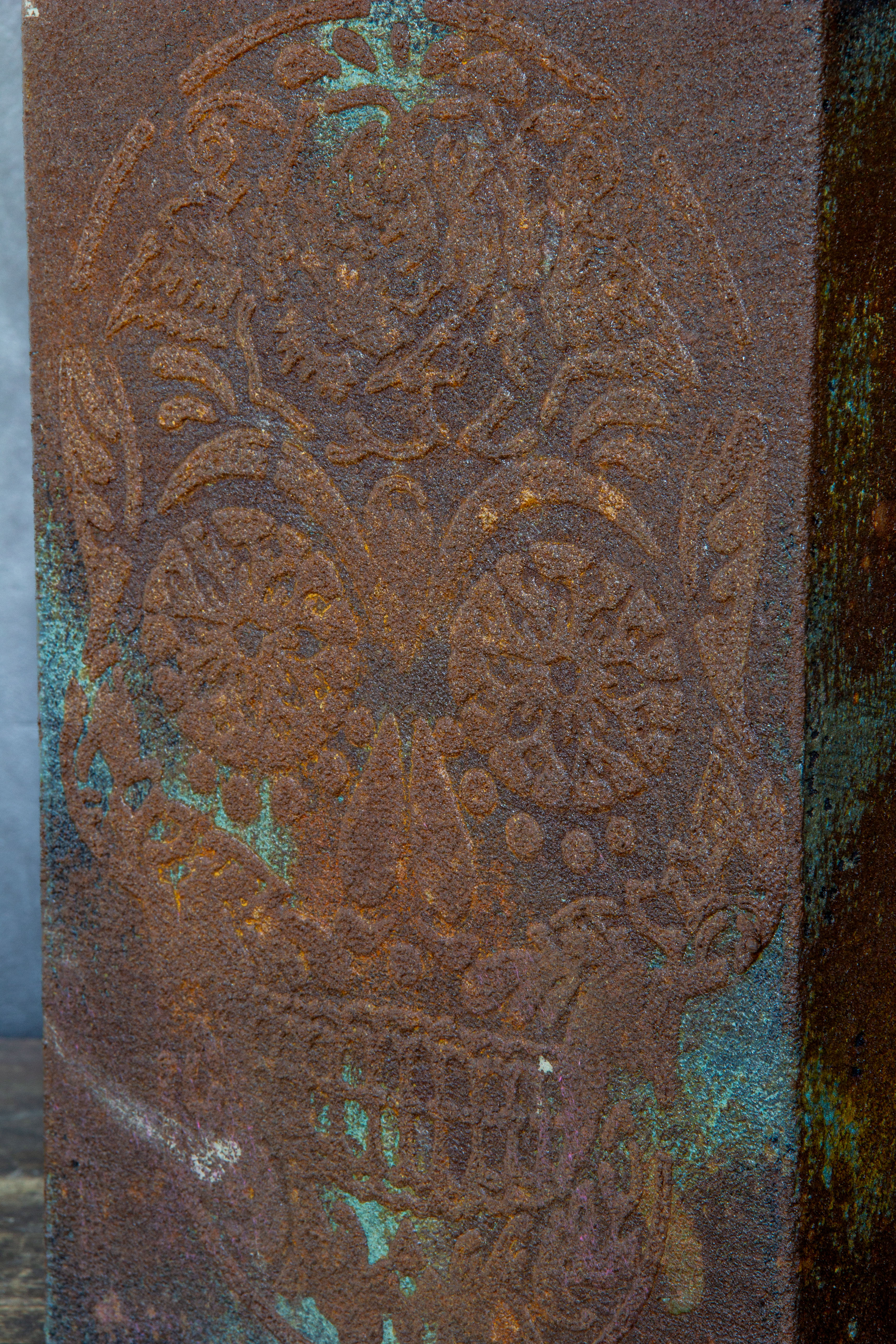 Donica z motywem czaszki 3D w efekcie cortenu z turkusową patyną, rustykalno-industrialna, ręcznie wykonana